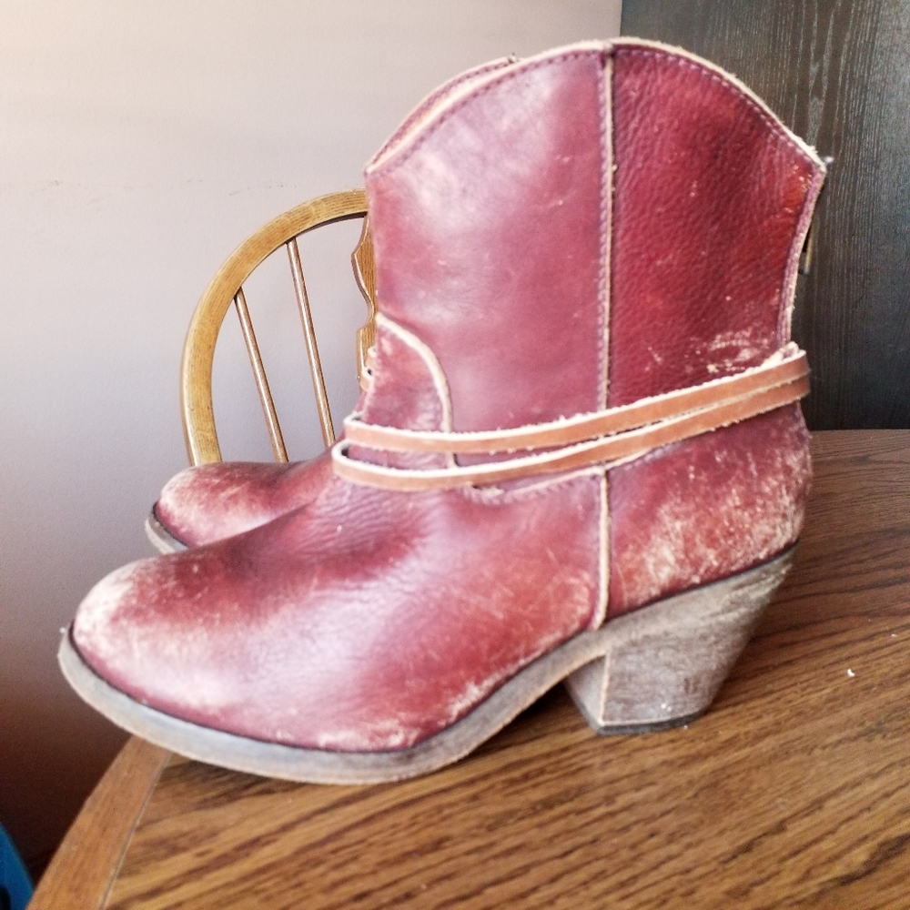 Indie Spirit by Corral Rosebud distressed Western Ankle Booties size 6